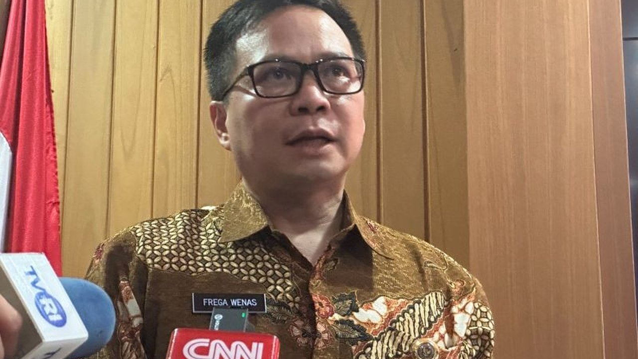 Juru Bicara Kemenhan, Brigjen TNI Frega Ferdinand Wenas Inkiriwang, menjelaskan tidak ada tumpang tindih tugas antara dirinya dan Stafsus Menhan Deddy Corbuzier; keduanya justru berkolaborasi untuk memperkuat diseminasi informasi pertahanan.