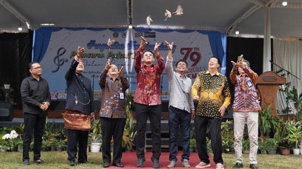 Wakil Bupati Sleman mengapresiasi SMPN 1 Sleman atas keberhasilan mempertahankan predikat Sekolah Adiwiyata Nasional melalui inovasi 'Tumitlangkung', sebuah program pengelolaan kebersihan lingkungan sekolah yang melibatkan seluruh warga sekolah.