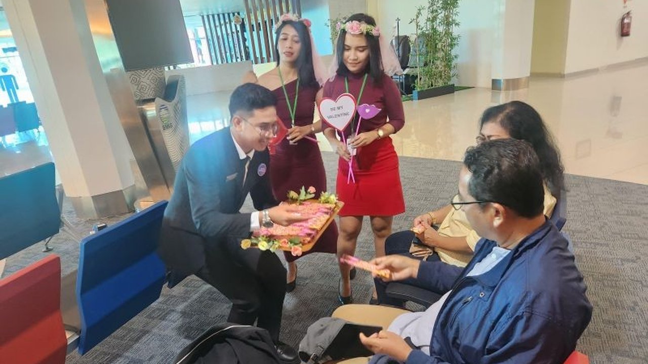 Bandara Pattimura Ambon merayakan Hari Kasih Sayang dengan membagikan cokelat dan menciptakan suasana hangat bagi para penumpang, sebagai upaya meningkatkan layanan dan pengalaman pengguna jasa bandara.