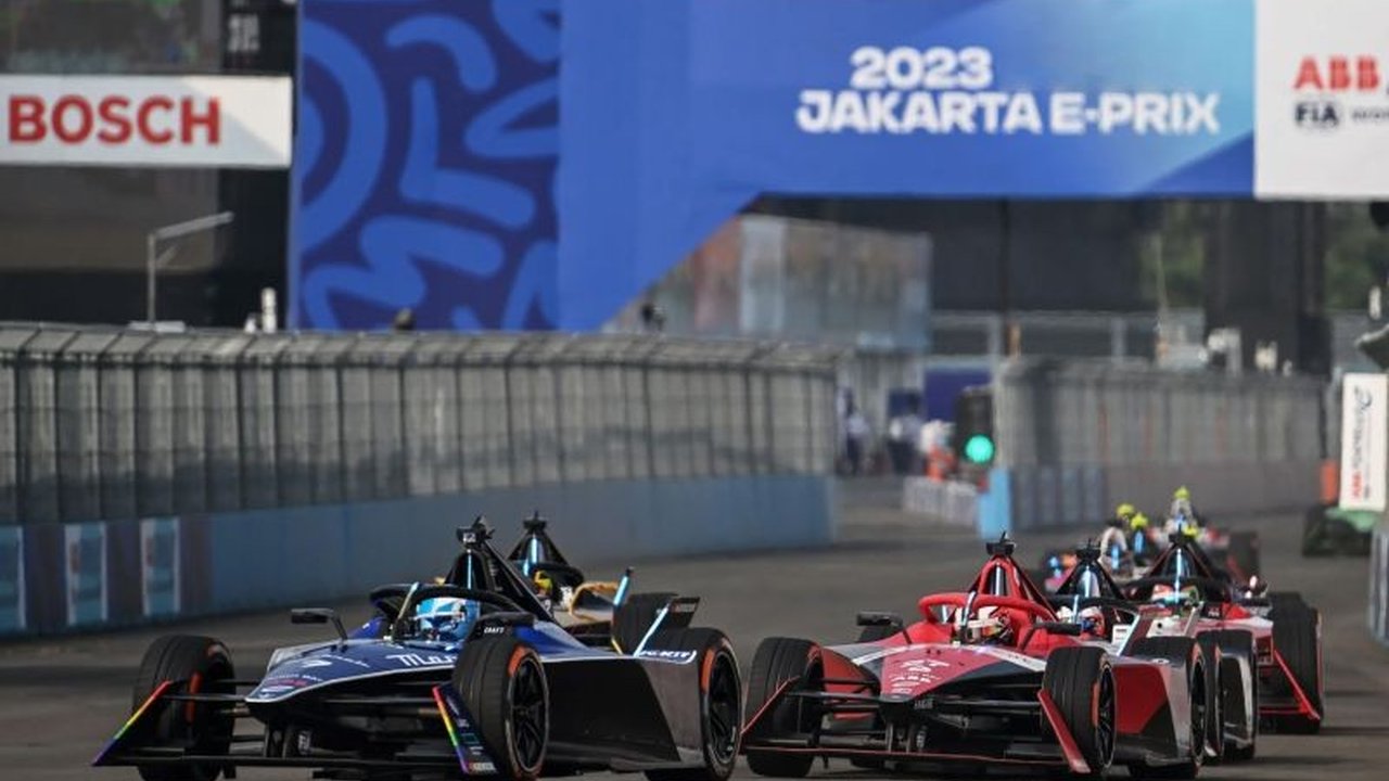 Jakarta E-Prix 2025, yang akan digelar pada 21 Juni 2025, bukan hanya balapan mobil listrik, tetapi juga bukti komitmen Jakarta sebagai kota global yang berkelanjutan dan inovatif, ditandai dengan penggunaan mobil balap Gen 3 Evo yang canggih.