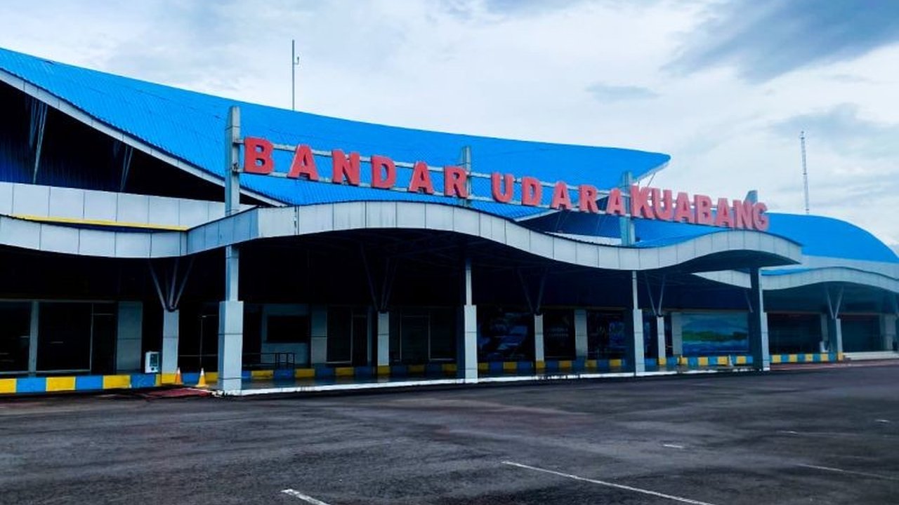 Bandar Udara Kuabang Kao di Halmahera Barat, Maluku Utara ditutup sementara pada 14-15 Februari 2025 akibat erupsi Gunung Ibu dan sebaran abu vulkanik, namun bandara terdekat tetap beroperasi.