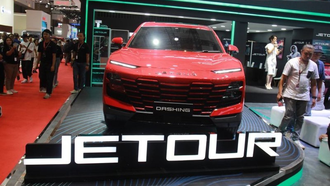 Di IIMS 2025, Jetour meluncurkan tiga warna baru untuk Dashing: Bloodstone Red, Phantom Grey, dan Vanilla Blue, menawarkan pilihan yang lebih personal bagi konsumen.