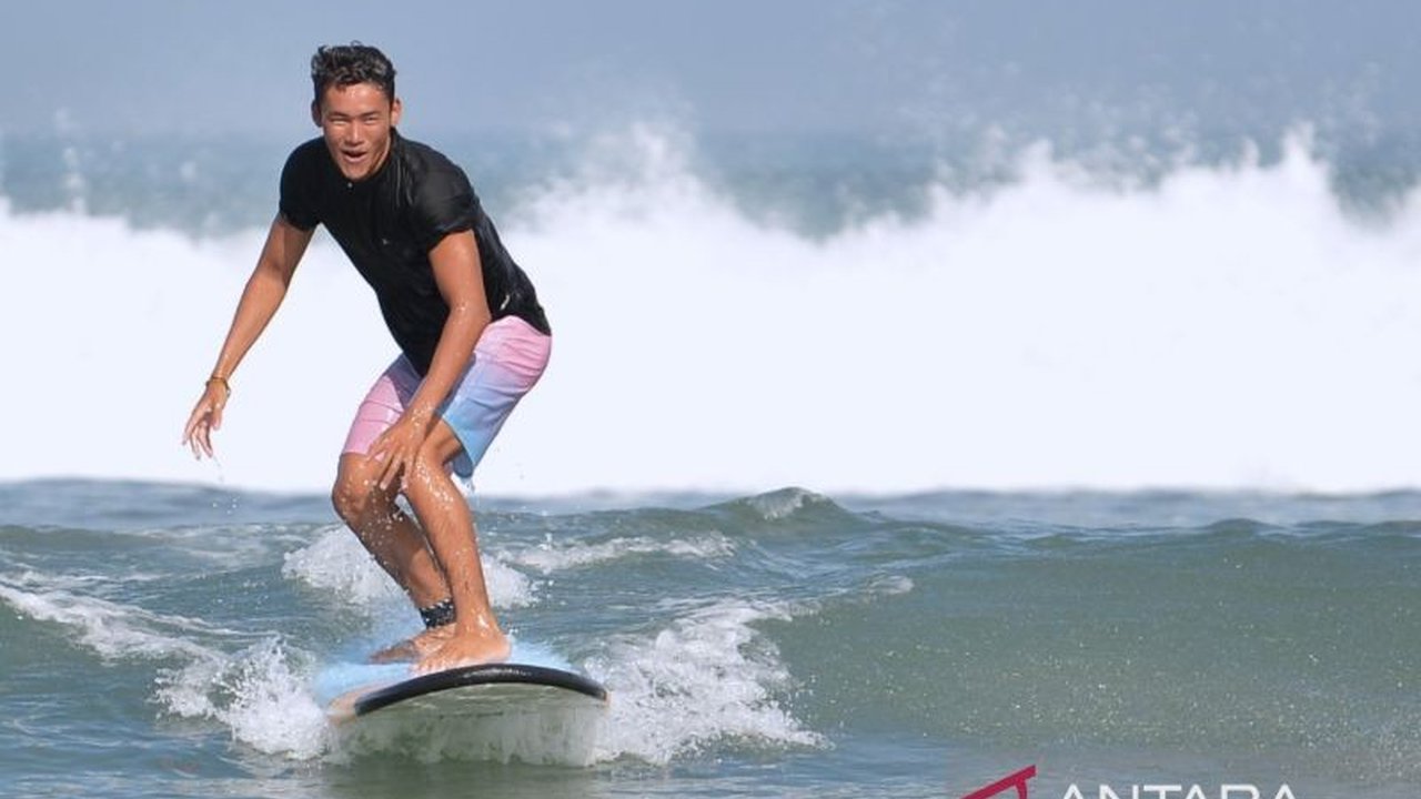 Peselancar Indonesia Rio Waida melaju ke babak 16 besar WSL Abu Dhabi Pro setelah penampilan gemilang, sementara Bronson Meydi harus tersingkir di babak kualifikasi.