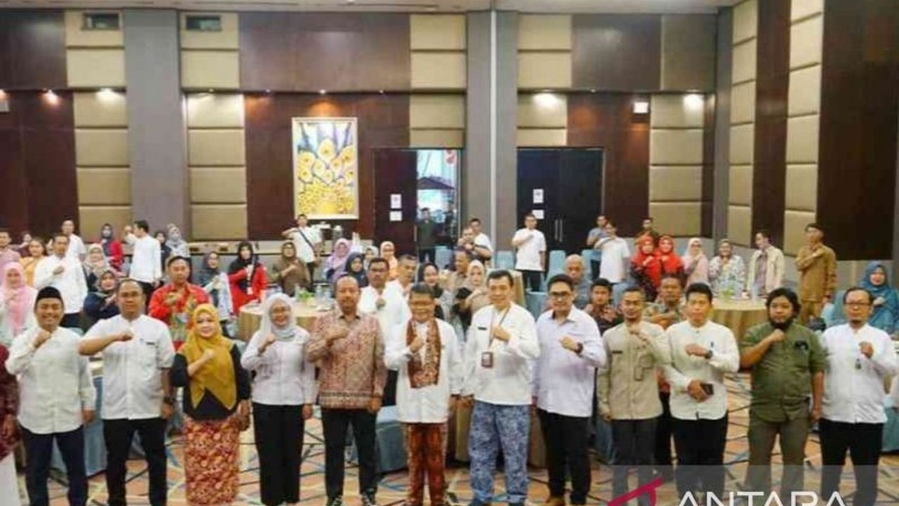 Pemerintah Kabupaten Bekasi menggelar sosialisasi penilaian kepatuhan pelayanan publik untuk meningkatkan kualitas layanan, menargetkan nilai kepatuhan di atas 90 pada 2025 dengan berbagai inovasi seperti program Botram di Disdukcapil.