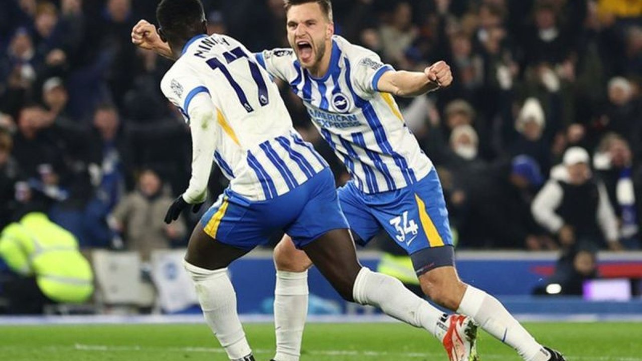 Brighton sukses meraih kemenangan telak 3-0 atas Chelsea di Liga Inggris berkat gol Kaoru Mitoma dan brace Yankuba Minteh, memperlebar jarak poin di klasemen sementara.