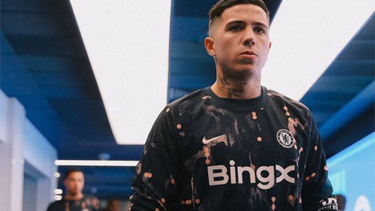 Kekalahan telak Chelsea dari Brighton membuat posisi mereka di empat besar Liga Inggris terancam, dan beberapa tim di bawahnya siap merebut posisi tersebut.