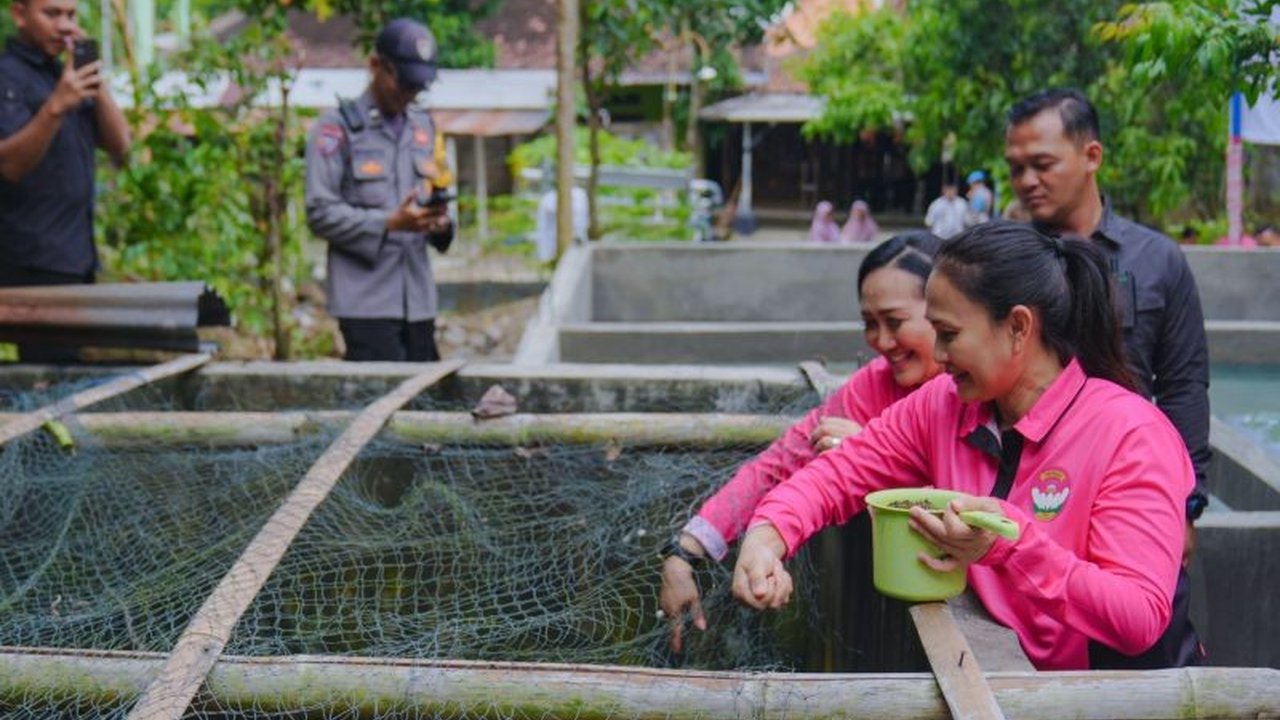 Yayasan Kemala Bhayangkari menebar 8.000 benih ikan lele di Panti Asuhan Al-Dzikro Yogyakarta, mendukung program ketahanan pangan pemerintah dan pelatihan kemandirian anak.