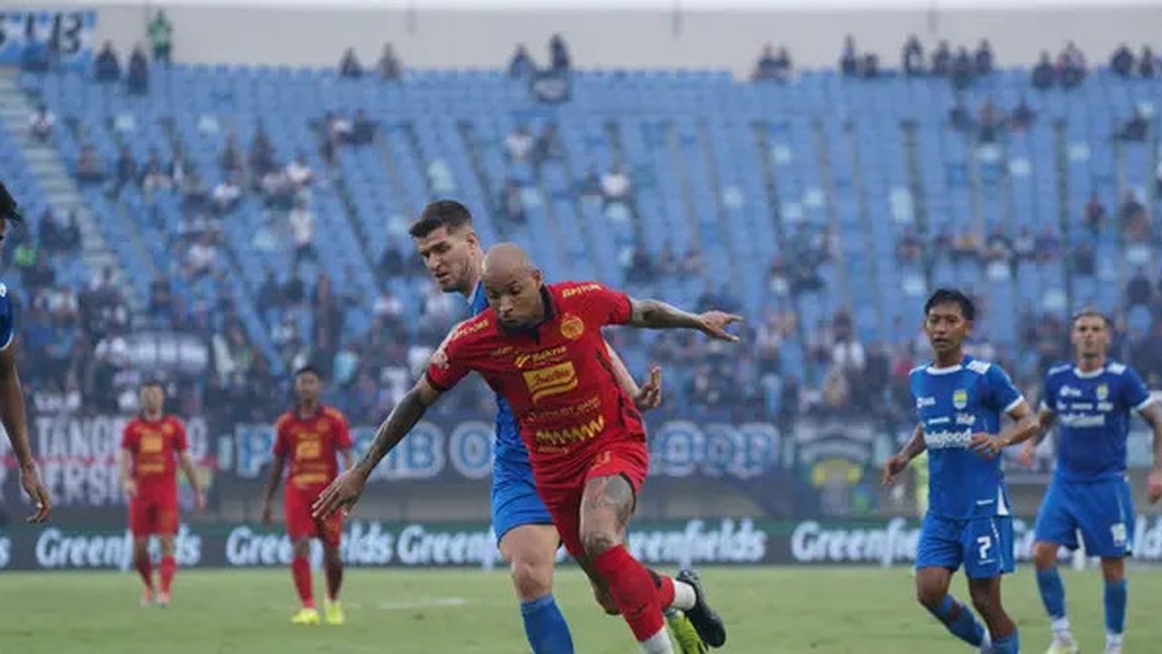 Striker Persija Jakarta, Gustavo Almeida mendapatkan penjagaan ketat dari bek Persib Bandung, Nick Kuipers dalam laga pekan keenam BRI Liga 1 2024/2025 di Stadion Si Jalak Harupat, Kabupaten