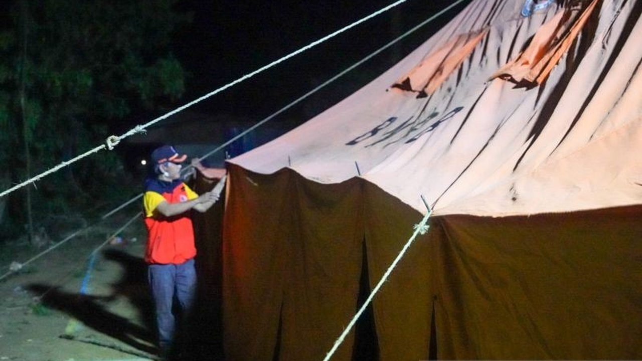 Badan Penanggulangan Bencana Daerah (BPBD) Kota Kendari mendirikan tenda darurat bagi 152 warga yang kehilangan tempat tinggal akibat kebakaran 26 rumah di Kelurahan Puuwatu, Kendari, Sulawesi Tenggara.