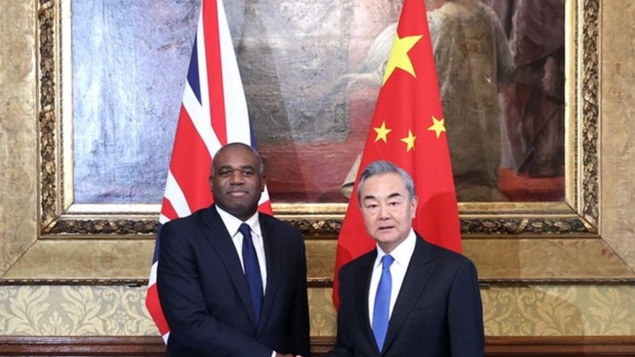 Kunjungan Menteri Luar Negeri China, Wang Yi, ke Inggris menandai babak baru hubungan bilateral kedua negara, ditandai dengan dialog strategis dan kesepakatan kerja sama di berbagai sektor, meskipun sempat diwarnai ketegangan sebelumnya.
