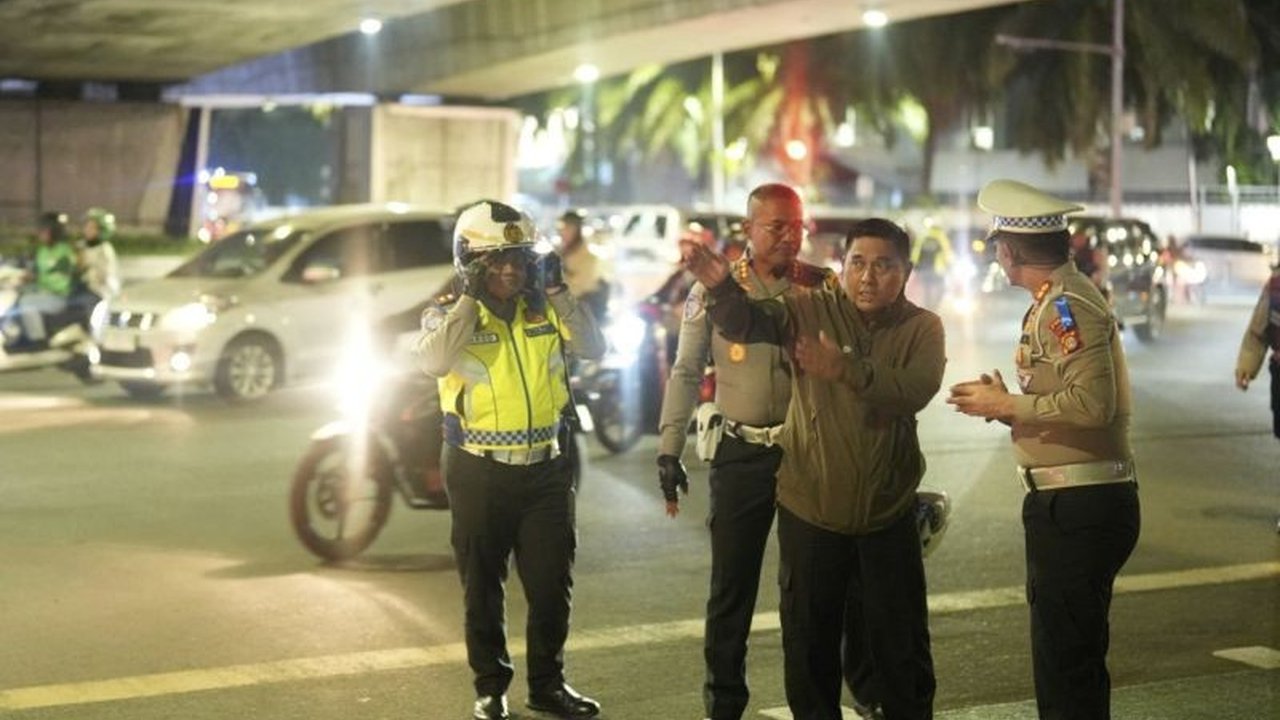 Kapolda Metro Jaya, Irjen Karyoto, meninjau langsung kinerja Tim Urai Kemacetan di Jakarta, mengevaluasi strategi dan menekankan pentingnya disiplin pengendara dalam mengatasi kemacetan.