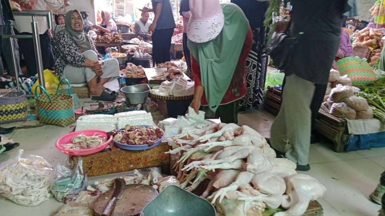 Pemerintah Kabupaten Lombok Timur mengimbau pedagang untuk tidak menaikkan harga sembako menjelang Ramadhan 2025, dengan pengawasan ketat untuk menjaga stabilitas harga dan ketersediaan bahan pokok.