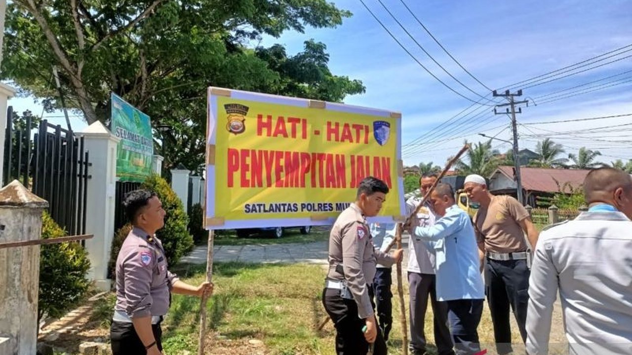 Polres Mukomuko memasang rambu peringatan di jalan rawan kecelakaan untuk mengurangi angka kecelakaan lalu lintas di Kabupaten Mukomuko, Bengkulu, yang meningkat pada tahun 2024.