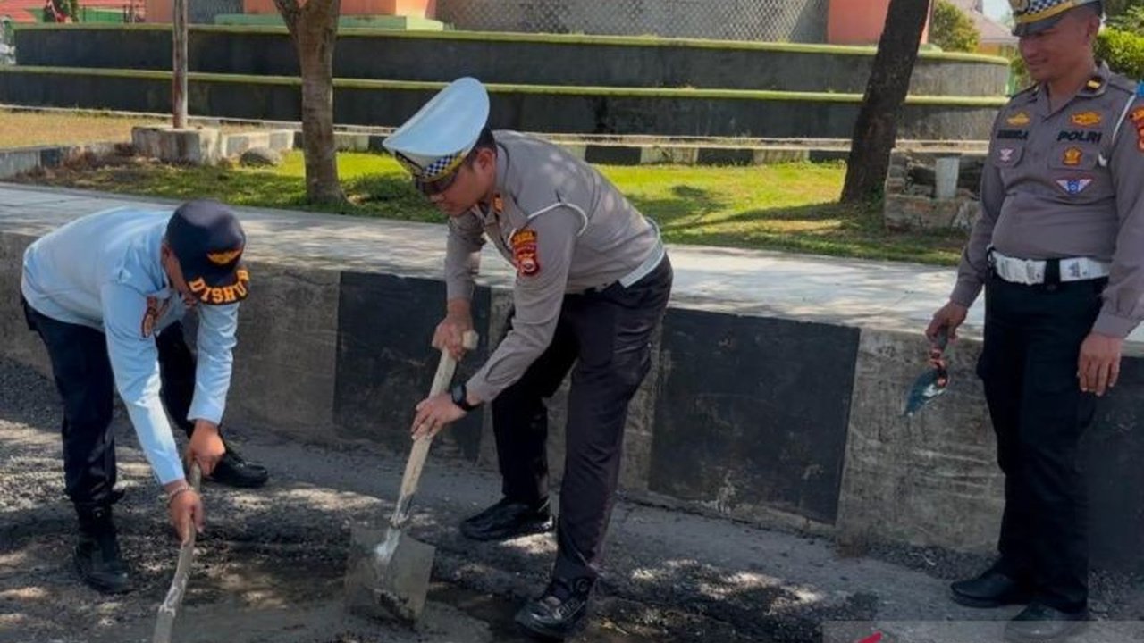 Polres Mukomuko, Bengkulu, melakukan rekayasa lalu lintas di Bundaran Lapangan Merdeka sejak 13 Februari 2024 untuk memfasilitasi perbaikan jalan berlubang dan meningkatkan keselamatan pengguna jalan, bekerjasama dengan Dinas PUPR dan Dishub Mukomuko.