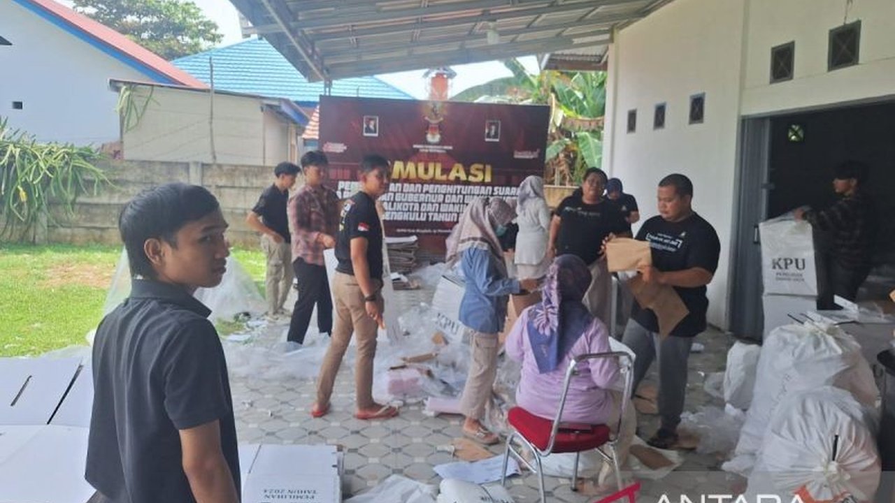 Bawaslu Kota Bengkulu mengawasi pengosongan kotak suara Pilkada 2024 untuk memastikan transparansi, sementara KPU melelang logistik bekas pemilihan, termasuk lebih dari 48 ribu kilogram kertas dan kardus.