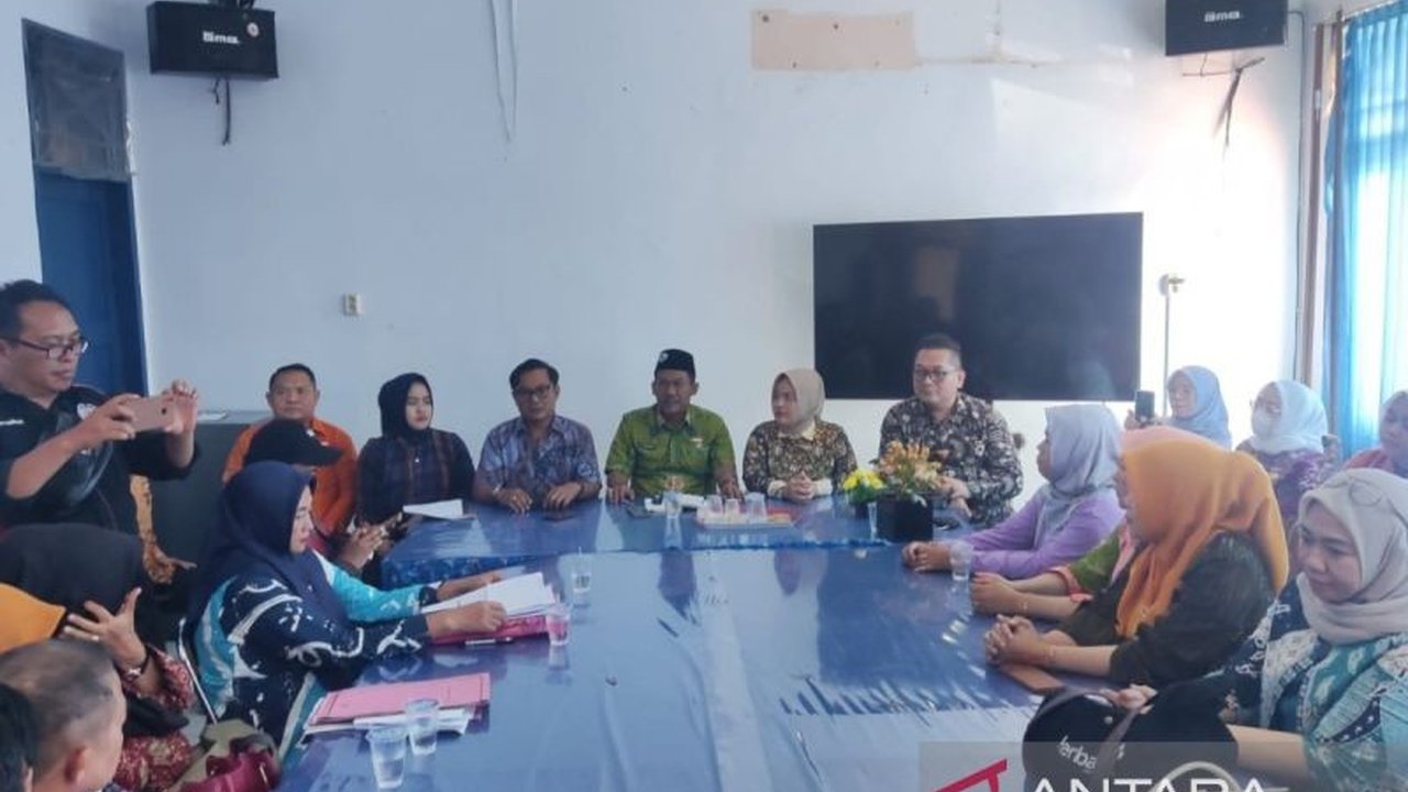 Bawaslu Kota Bengkulu mengawasi pengosongan kotak suara Pilkada 2024 untuk memastikan transparansi, sementara KPU Kota Bengkulu melelang logistik bekas Pilkada, termasuk lebih dari 48 ribu kilogram kertas dan kardus.