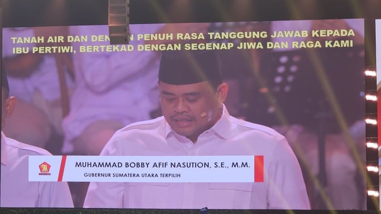 Gubernur Sumut terpilih, Bobby Nasution, membacakan Sumpah Jati Diri Kader Gerindra di HUT ke-17 partai tersebut di Sentul, dihadiri Presiden Jokowi dan sejumlah menteri.