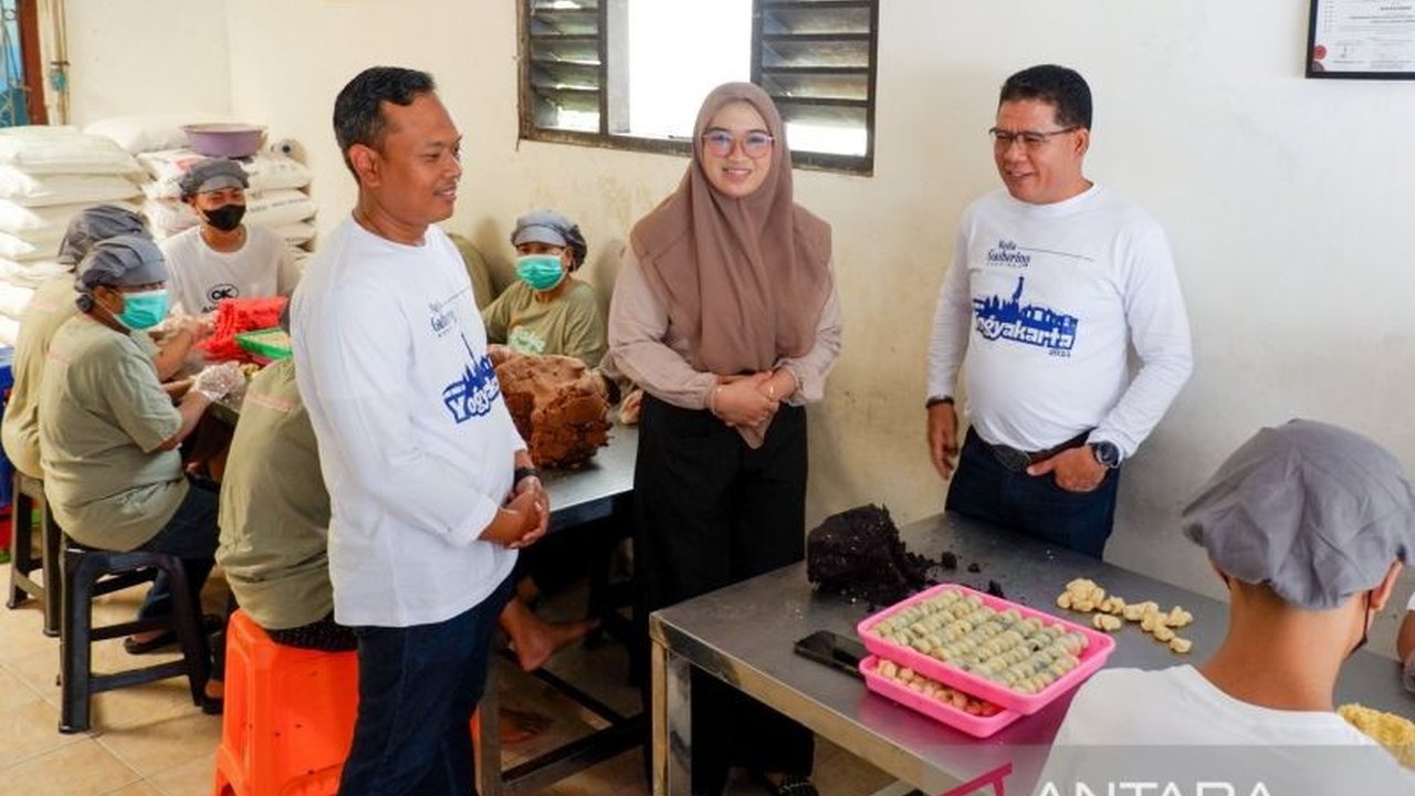 Askrindo mendukung pengembangan UMKM di Indonesia dengan menjamin KUR senilai Rp124 triliun pada 2024, membantu 2,3 juta debitur dan menyerap 3,3 juta tenaga kerja.