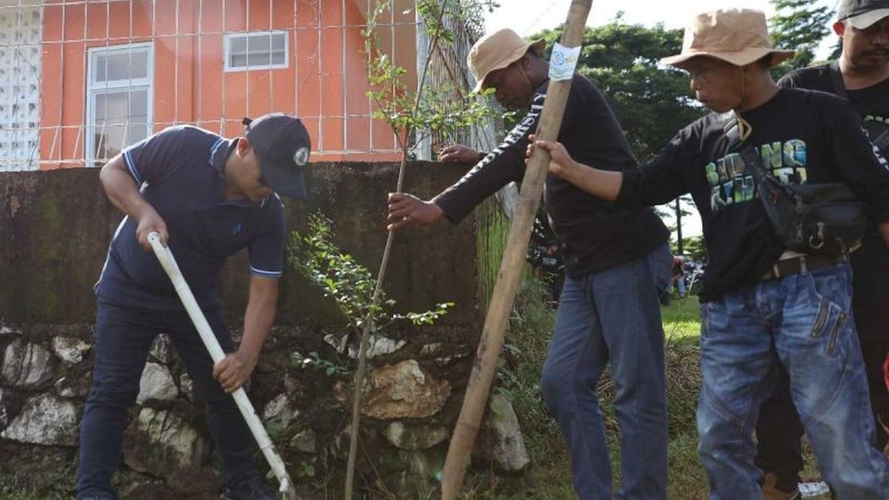 Dinas Lingkungan Hidup Makassar bersama pemerintah provinsi dan pusat gelar aksi bersih-bersih di TPS 3R Untia untuk optimalkan pengelolaan sampah dan tingkatkan kesadaran masyarakat dalam rangka memperingati Hari Peduli Sampah Nasional (HPSN) 2025.