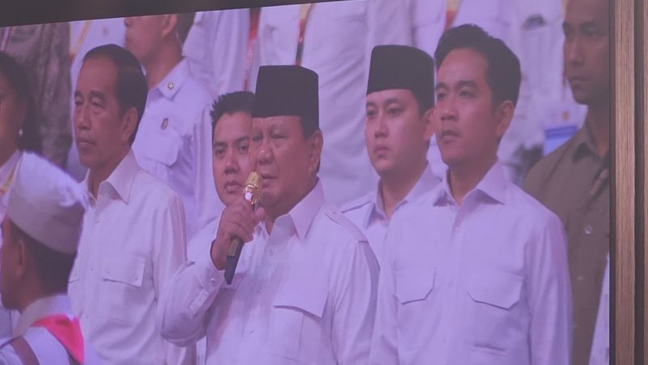 Presiden Jokowi dan Gibran Rakabuming Raka tampak berdampingan dengan Prabowo Subianto dalam perayaan HUT ke-17 Partai Gerindra di Sentul, Bogor, Sabtu kemarin,  menunjukkan soliditas politik di Indonesia.