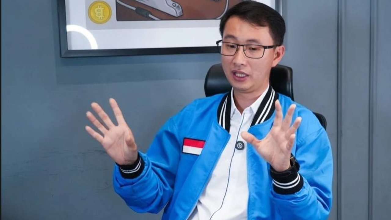 Otoritas Jasa Keuangan (OJK) berencana menerbitkan regulasi ETF kripto pada 2025 untuk menyediakan instrumen investasi yang lebih beragam dan terjangkau, disambut positif oleh pelaku pasar karena berpotensi meningkatkan likuiditas dan stabilitas pasar kri