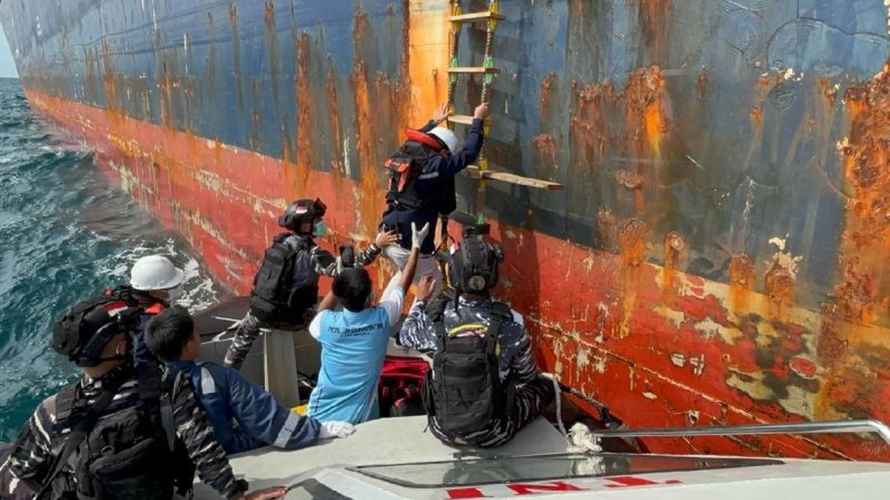 Satuan Patroli Lantamal X Jayapura berhasil mengevakuasi seorang ABK Filipina berusia 45 tahun yang menderita pendarahan gastrointestinal dari kapal MV Als Kronos berbendera Liberia di perairan Teluk Jayapura.