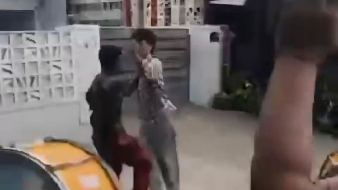 Polisi telah menangkap dua pria yang diduga mengancam seorang guru TK di Tangerang Selatan karena tidak diberi uang,  salah satu pelaku bahkan mengeluarkan senjata tajam saat kejadian.