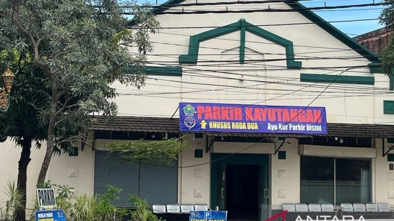 Pemkot Malang membangun gedung parkir vertikal di Kayutangan Heritage untuk mengatasi kemacetan dan meningkatkan pendapatan asli daerah (PAD), ditargetkan rampung Desember 2025.