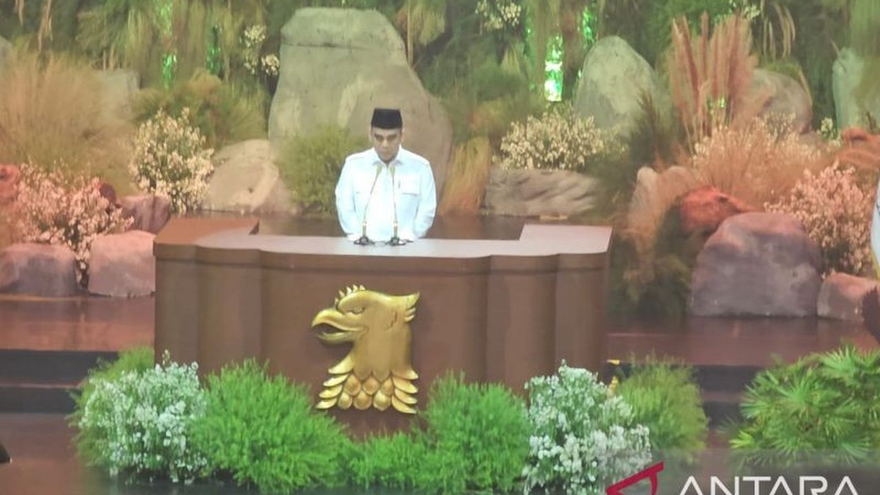 Sekjen Partai Gerindra, Ahmad Muzani, mengumumkan dukungan kader partai untuk pencalonan kembali Prabowo Subianto sebagai presiden pada Pemilu 2029, setelah perayaan HUT ke-17 Partai Gerindra di Bogor.