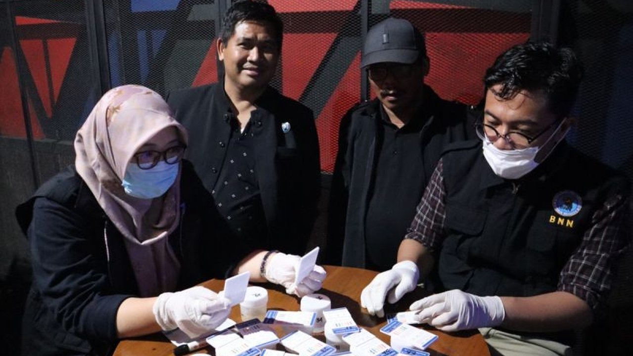 Badan Narkotika Nasional (BNN) Jawa Tengah menggelar razia di tempat hiburan malam Bandungan, Kabupaten Semarang, guna mencegah peredaran narkoba dan hasilnya seluruh pengunjung dan pegawai dinyatakan negatif narkoba.
