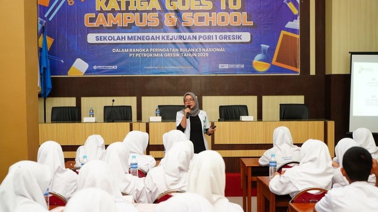 Petrokimia Gresik melalui program 'K3 Goes to School' mengkampanyekan hidup sehat untuk mencegah kanker kepada pelajar SMK di Gresik, Jawa Timur, dalam rangka Hari Kanker Sedunia.