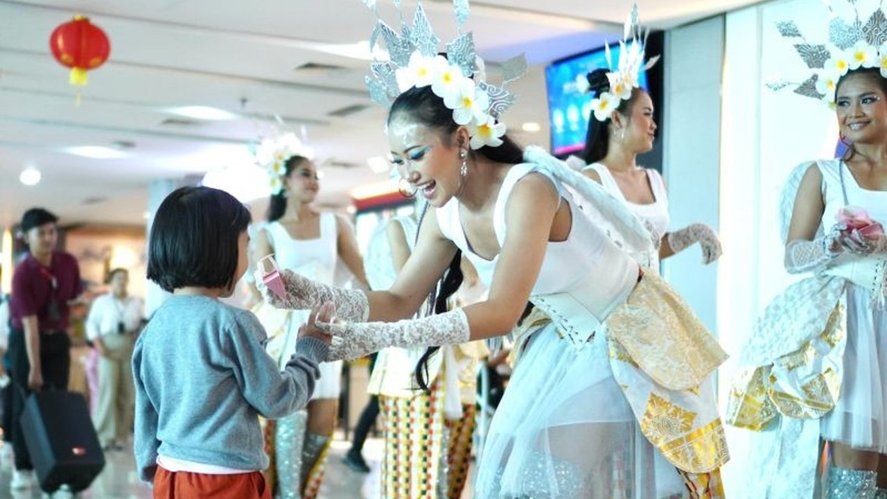 Bandara I Gusti Ngurah Rai, Denpasar, merayakan Hari Kasih Sayang dengan parade Cupid berbusana adat Bali, membagikan cokelat dan bunga, serta menyediakan hiburan musik akustik untuk menciptakan suasana romantis bagi para penumpang.
