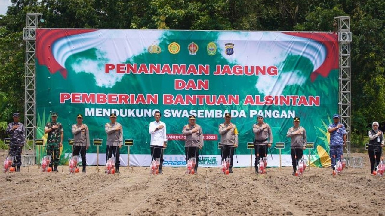 Kapolri Jenderal Listyo Sigit Prabowo mendukung penuh program swasembada jagung nasional untuk meningkatkan ketahanan pangan Indonesia dan kesejahteraan petani, ditandai dengan penanaman jagung di Bantul, Yogyakarta.