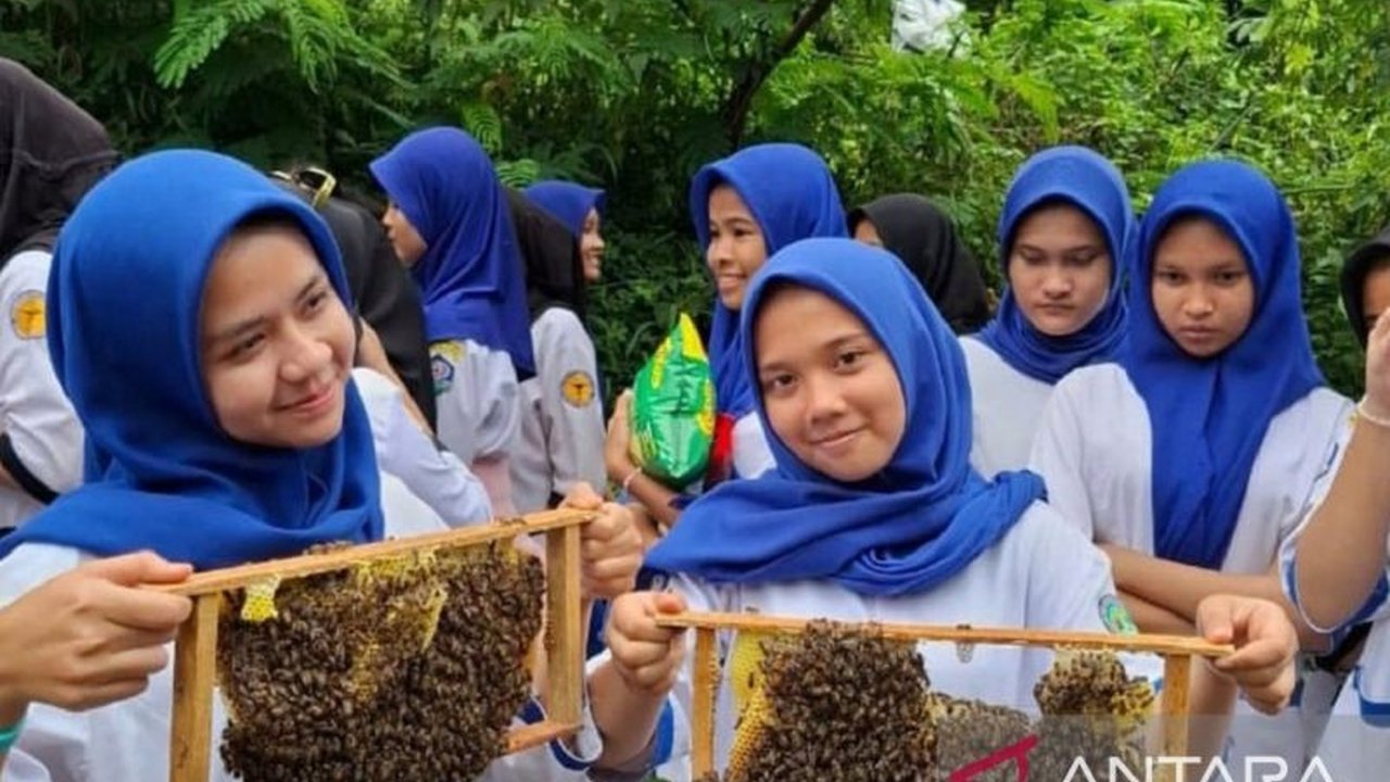 Pemerintah Kabupaten Simalungun gencar mendukung Desa Wisata Sait Buttu yang menawarkan wisata agroedukasi unik dengan penangkaran Madu Takoma, Cafe Kopi Antara, dan homestay yang nyaman, serta menargetkan peningkatan kunjungan wisatawan.