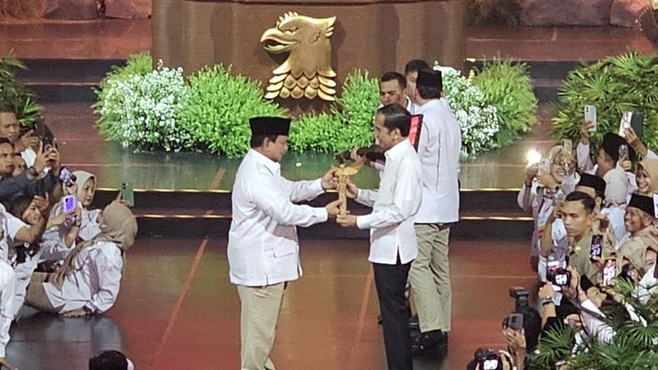 Persahabatan Erat Jokowi-Prabowo: Keris sebagai Simbol Persatuan