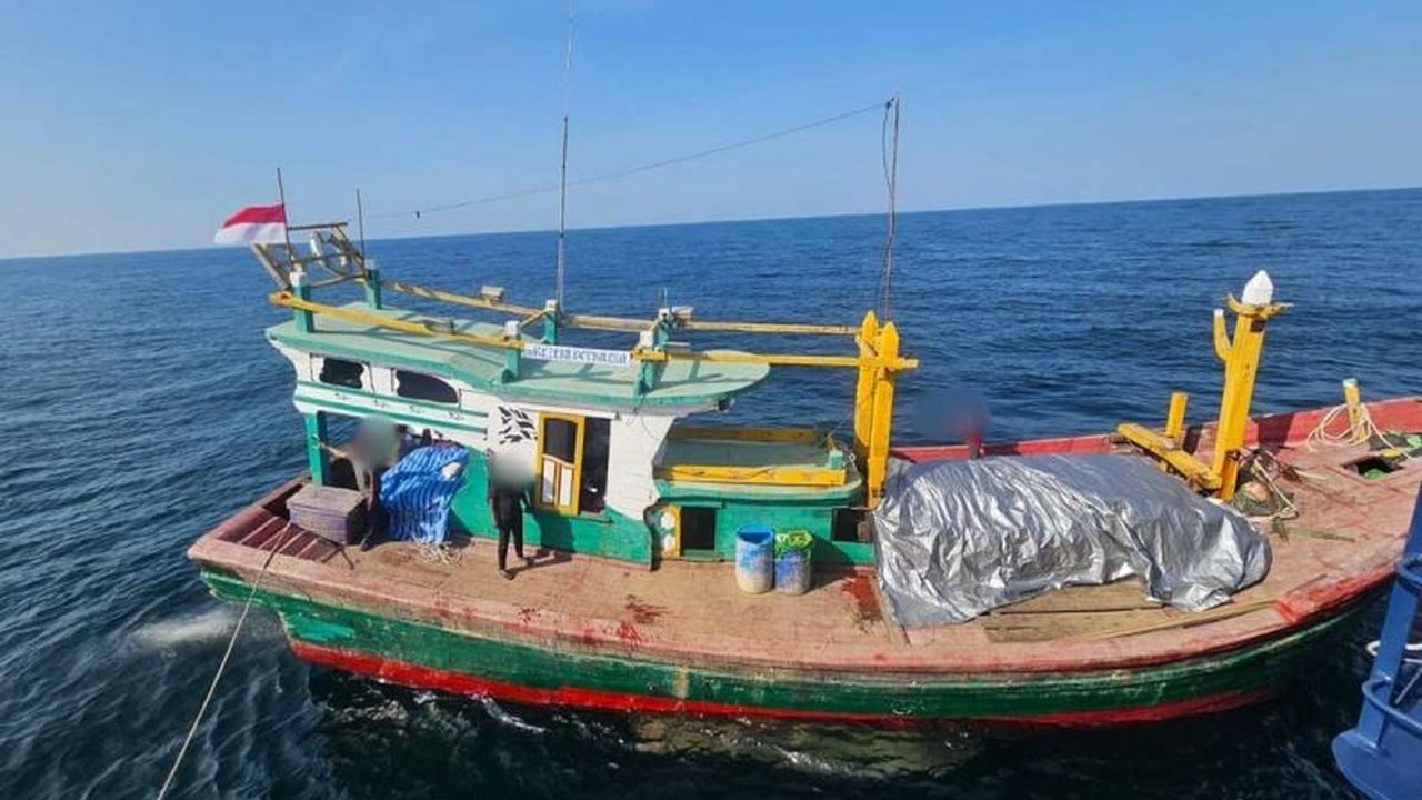 Bea Cukai Aceh berhasil menggagalkan penyelundupan 45 ton bawang merah dan 28 karung pakaian bekas dari Thailand di perairan Aceh Utara, menangkap lima awak kapal, dan mengamankan barang bukti.