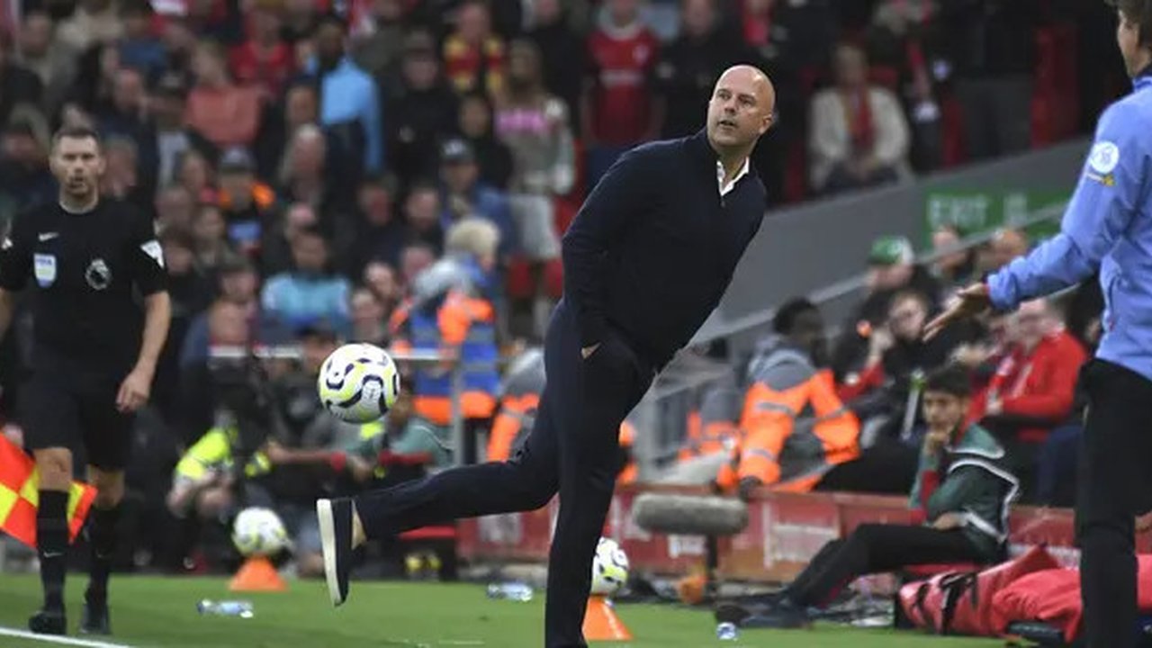 Pelatih Liverpool, Arne Slot mengontrol bola saat laga lanjutan Liga Inggris 2024/2025 melawan Brentford di Anfield, Liverpool, Inggris, Minggu (25/08/2024) malam WIB. (AP Photo/Rui Vieira)