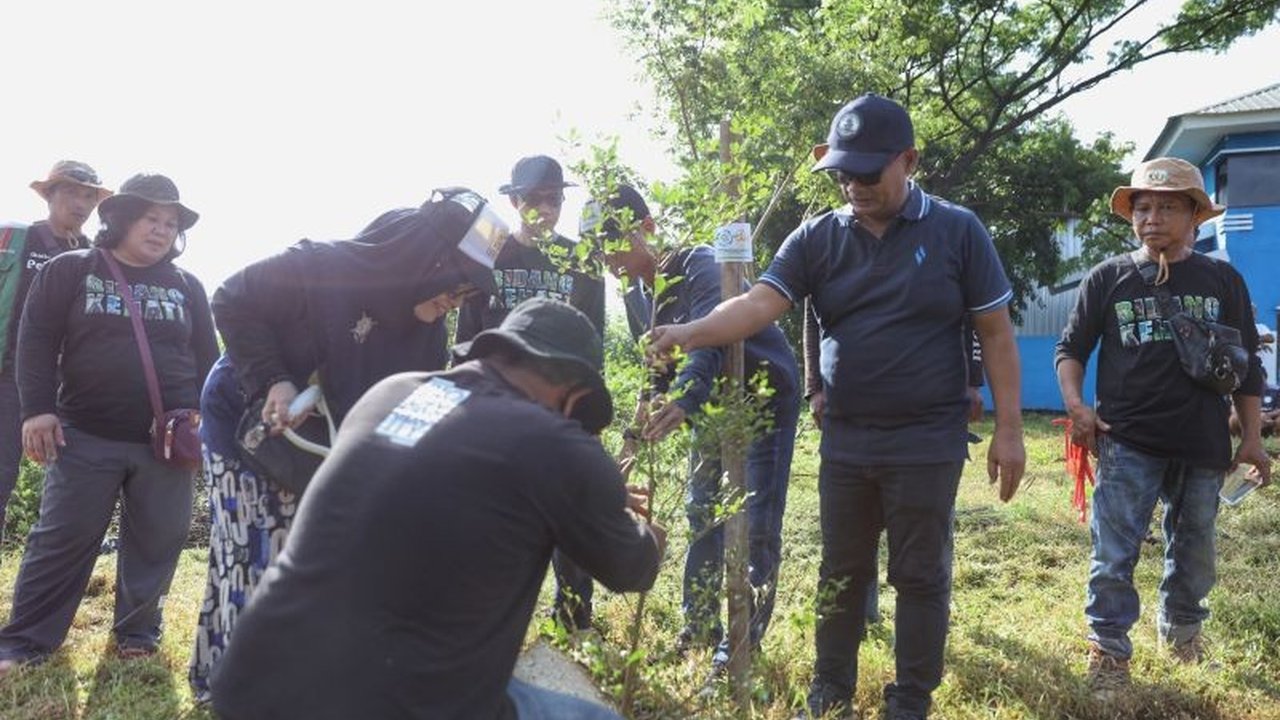 Makassar Tanam 30 Pohon Ketapang Kencana di TPS 3R Untia, Rayakan HPSN 2025