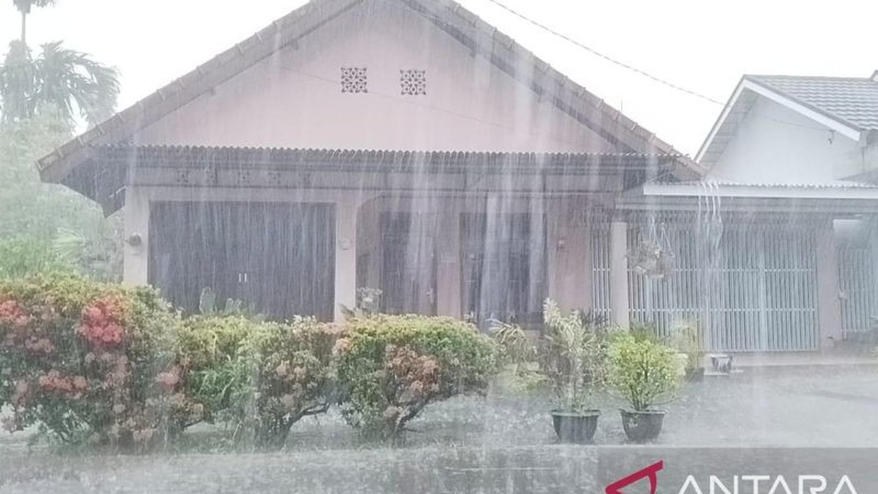 BMKG Sumsel meminta warga Palembang mewaspadai cuaca ekstrem berupa hujan deras, angin kencang, dan petir hingga musim pancaroba April-Mei 2025 mendatang, imbauan ini dikeluarkan setelah terpantau peningkatan intensitas hujan.