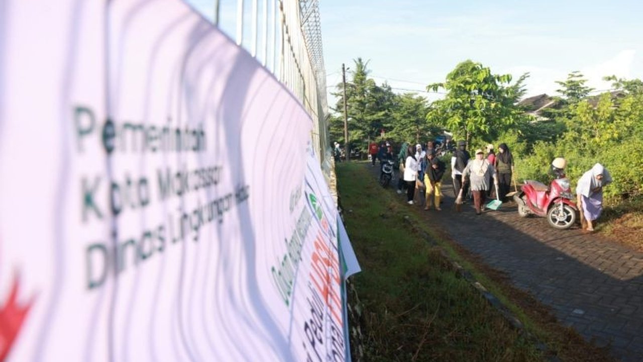 Dinas Lingkungan Hidup Makassar dan Sulsel bersama-sama membersihkan TPS 3R Untia dan menanam pohon dalam rangka memperingati Hari Peduli Sampah Nasional (HPSN) 2025, meningkatkan pengelolaan sampah dan kesadaran masyarakat.