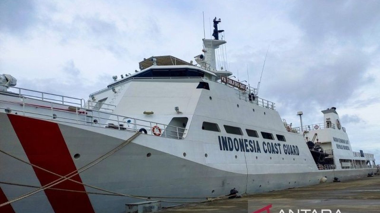 Kapal Negara Tanjung Datu-301, Bakamla RI, melaksanakan Jumat Berkah di Cilegon, Banten, membagikan sembako dan membuka kunjungan kapal untuk masyarakat dan pelajar, sekaligus memperkenalkan tugas dan fungsi Bakamla.