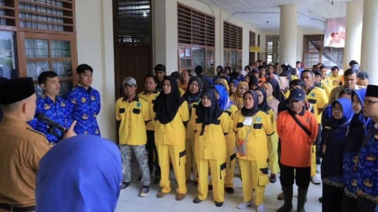 Pemkab Pasaman, Sumatera Barat, mengalokasikan Rp1,8 miliar dari APBD untuk mengatasi masalah sampah, termasuk edukasi masyarakat dan penyediaan fasilitas pengangkutan sampah.