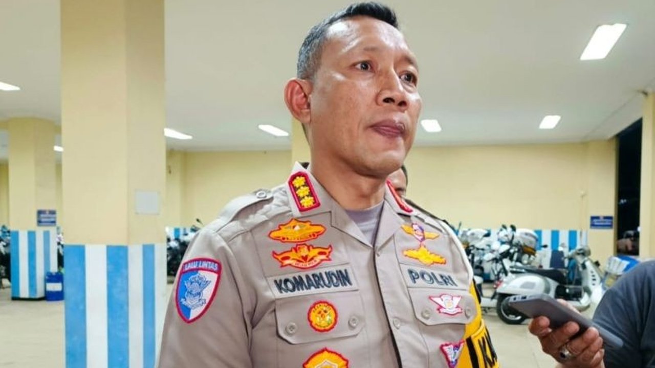 Kecelakaan maut yang menewaskan Bendahara Umum DPP Partai Demokrat, Renville Antonio, disebabkan oleh sopir pikap tanpa SIM yang melakukan manuver berisiko di Surabaya.