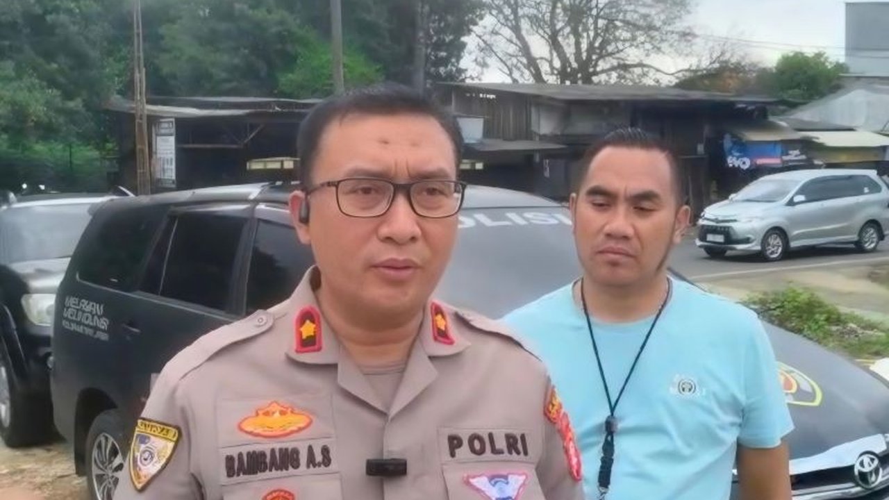 Polisi di Tangerang Selatan menyelidiki kematian seorang wanita yang jatuh dari sepeda motornya;  investigasi tengah dilakukan untuk memastikan apakah ini kecelakaan lalu lintas biasa atau tindak kejahatan.