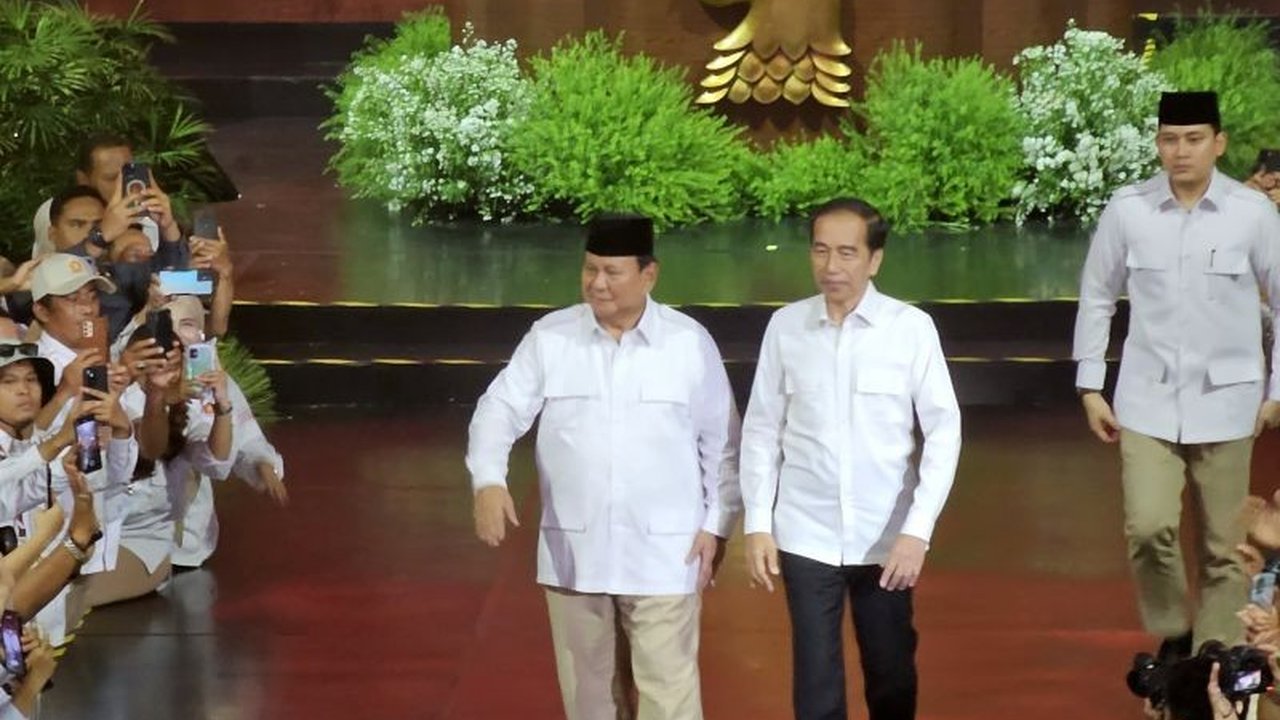 Presiden Jokowi memuji dukungan kuat rakyat dan DPR terhadap Presiden Prabowo, menyebutnya sebagai pemimpin dengan dukungan terkuat di dunia saat ini, berdasarkan approval rating dan dukungan parlemen.
