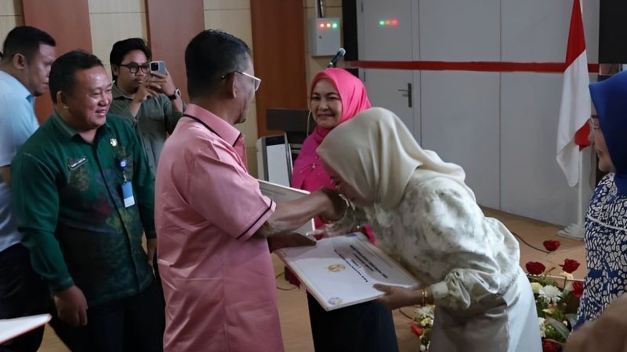 Pemerintah Provinsi Sulawesi Tengah memberikan penghargaan kepada orang tua asuh terbaik atas kontribusi mereka dalam program Tangguh Bersinar, yang berhasil menurunkan angka stunting di Kabupaten Sigi hingga 26,4 persen pada tahun 2023.