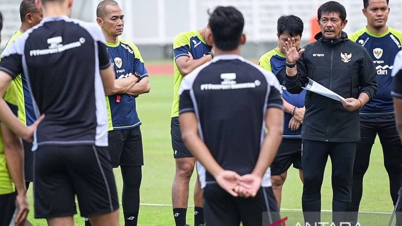 Pelatih Timnas U-20 Indonesia, Indra Sjafri, diprediksi akan mengubah formasi menjadi 3-4-3 untuk menghadapi Uzbekistan di Piala Asia U-20 2025 setelah kekalahan telak dari Iran, dengan beberapa perubahan pemain kunci di lini pertahanan dan tengah.