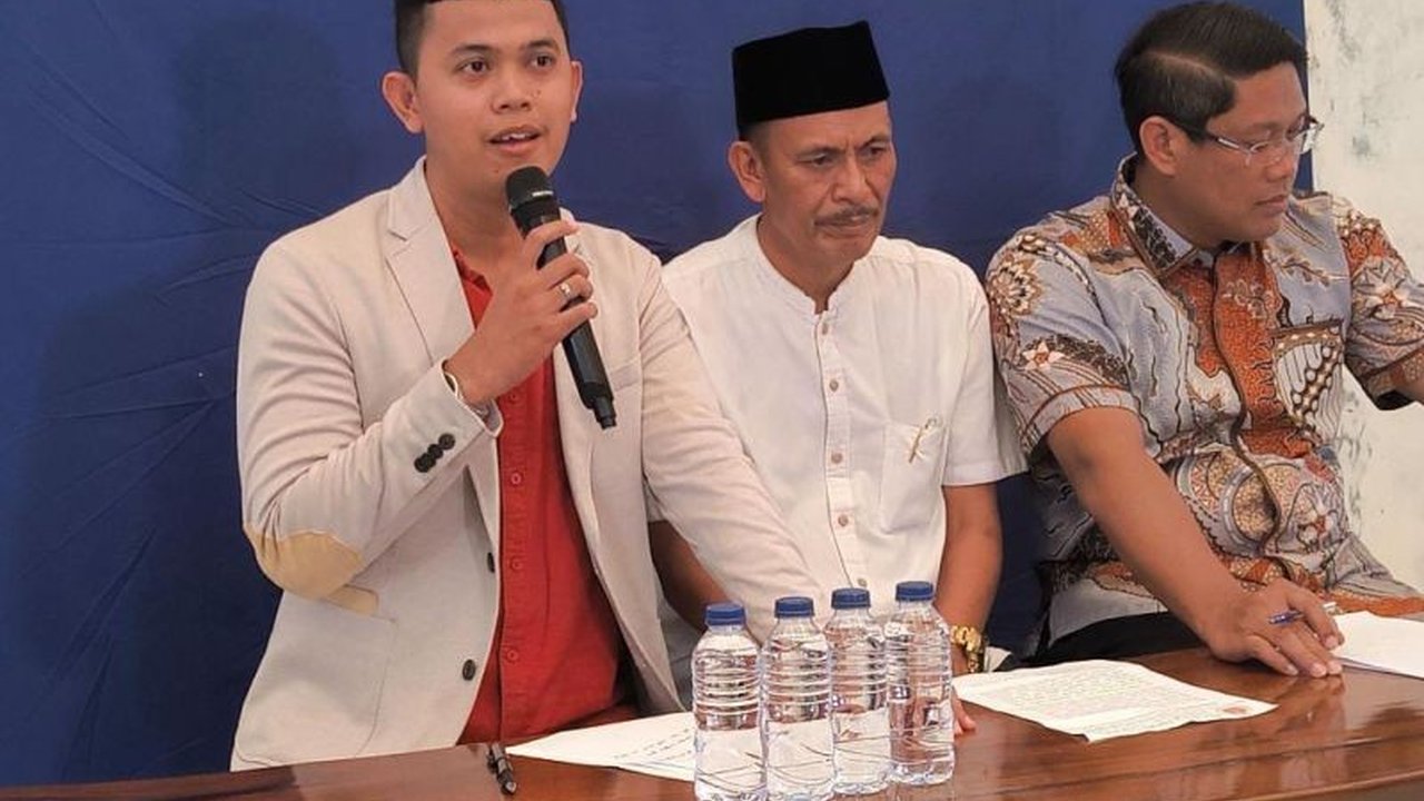 Kepala Desa Kohod, Arsin, telah memenuhi dua panggilan Bareskrim Polri sebagai saksi terkait kasus dugaan pemalsuan penerbitan SHGB/SHM di perairan Kabupaten Tangerang, membantah melarikan diri ke Singapura.