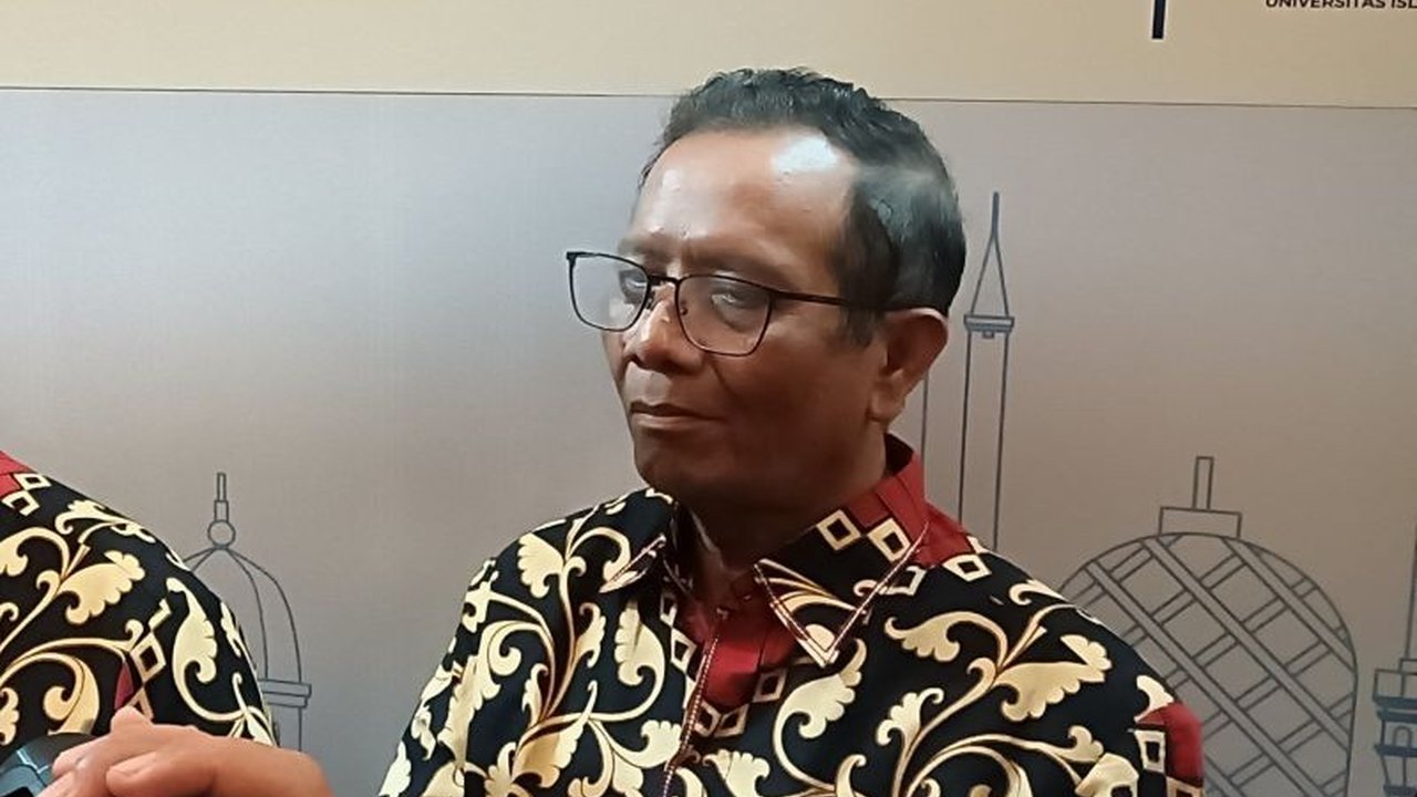 Mantan Menko Polhukam Mahfud MD mendukung efisiensi anggaran pemerintah, namun menekankan perlunya pengaturan yang jelas untuk mencegah keresahan publik dan dampak negatif seperti PHK.