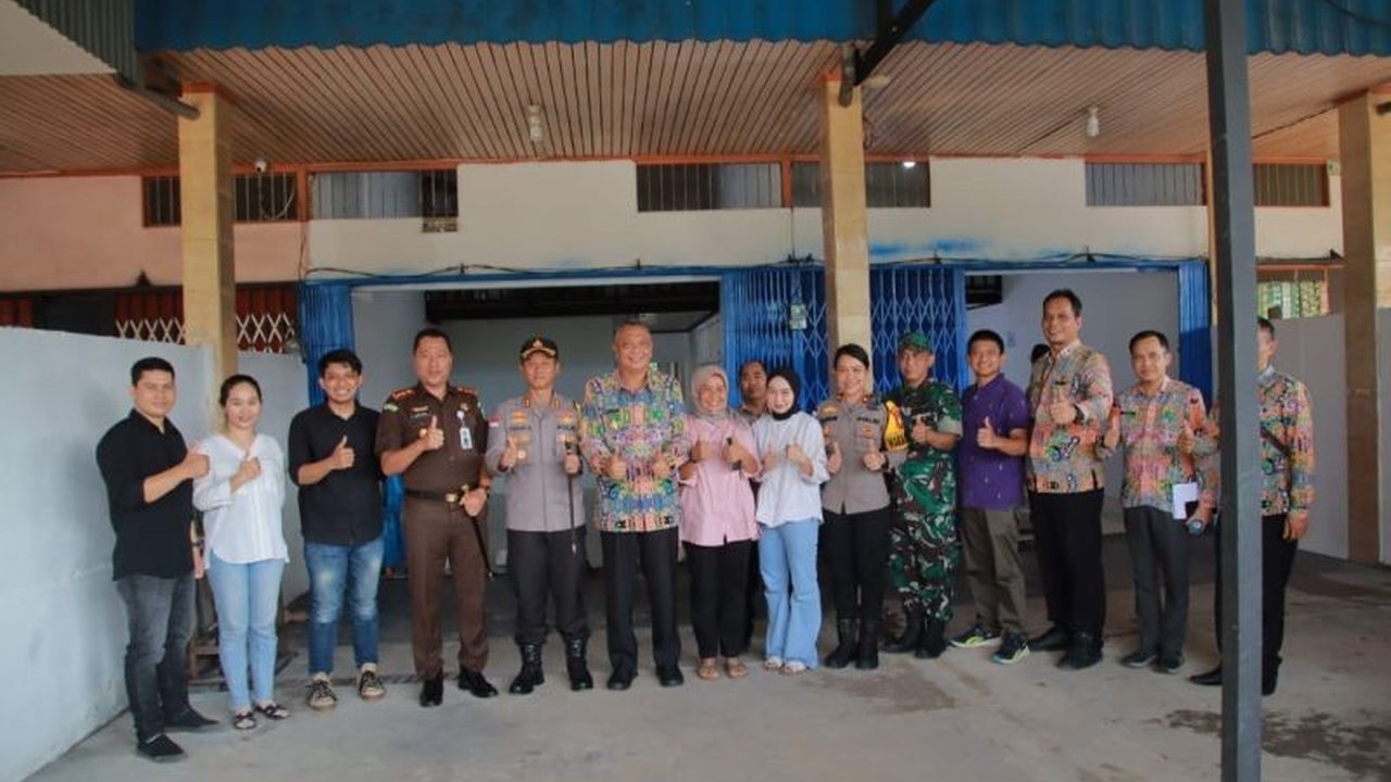 Pemerintah Kabupaten Bengkayang meluncurkan program Makan Bergizi Gratis (MBG) tahap awal untuk 1.289 siswa di lima sekolah, memastikan kesiapan infrastruktur dan aspek teknis penunjang.